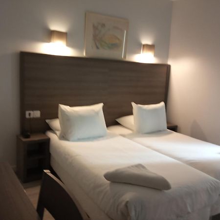 Hotel Du Globe 18 París Habitación foto